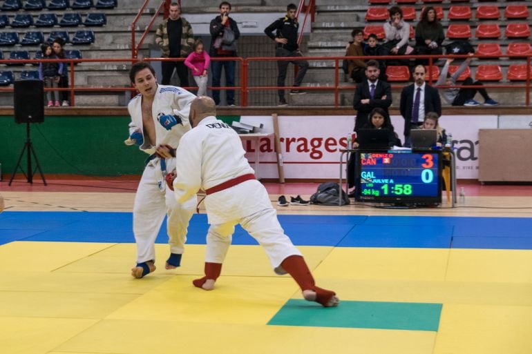 Dos integrantes del Marbel, en el X Torneo Nacional de Jiu Jitsu en Parla (Madrid). Tamara Silva, y Arturo Julve. Arturo, de cara, en uno de sus combates en otro campeonato.