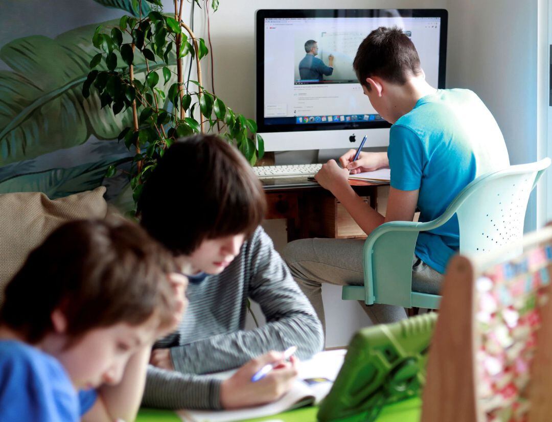 Niños y adolescentes durante el confinamiento en una foto de archivo.
