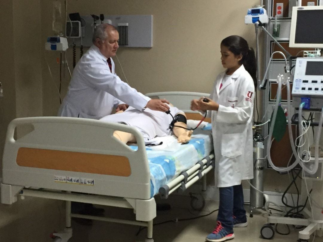 Fotografía fechada el 6 de febrero de 2019 y cedida por Melisa Clavijo, que muestra a Maité Pazmiño, de 12 años, mientras realiza pruebas durante el preuniversitario de medicina, en la Universidad Espíritu Santo de Guayaquil (Ecuador).