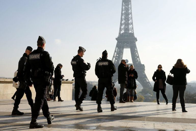 Agentes de la policía gala patrullan por los alrededores de la Torre Eiffel en París.