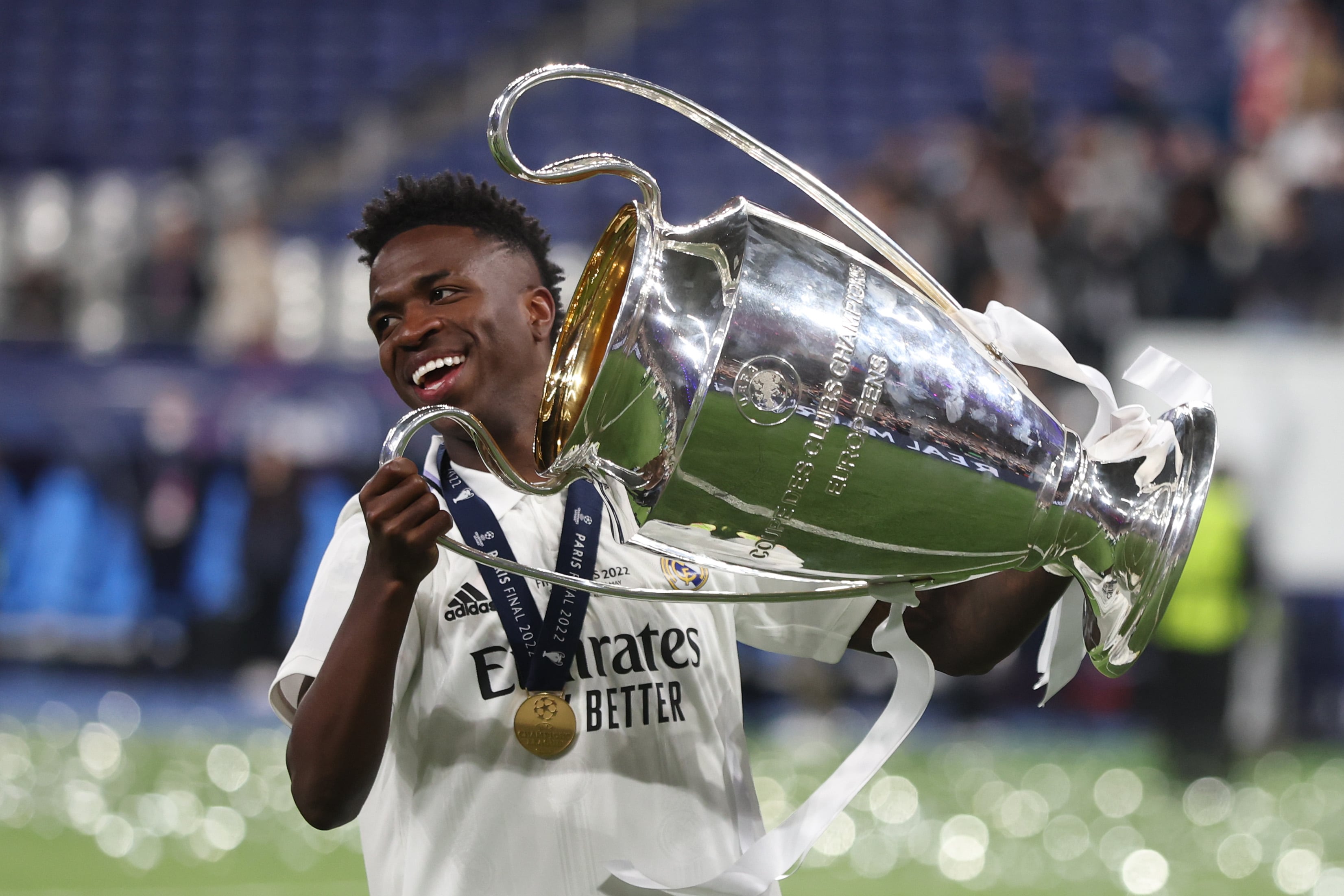 Vinícius Junior levanta la Champions League conseguida con el Madrid