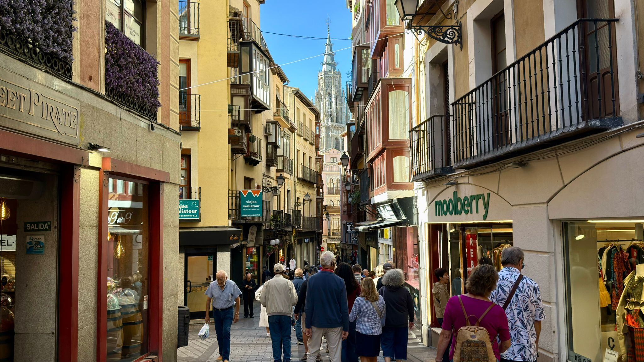 Imagen de archivo de un grupo de turistas transitando por la Calle Comercio o Calle Ancha del Casco Histórico de Toledo