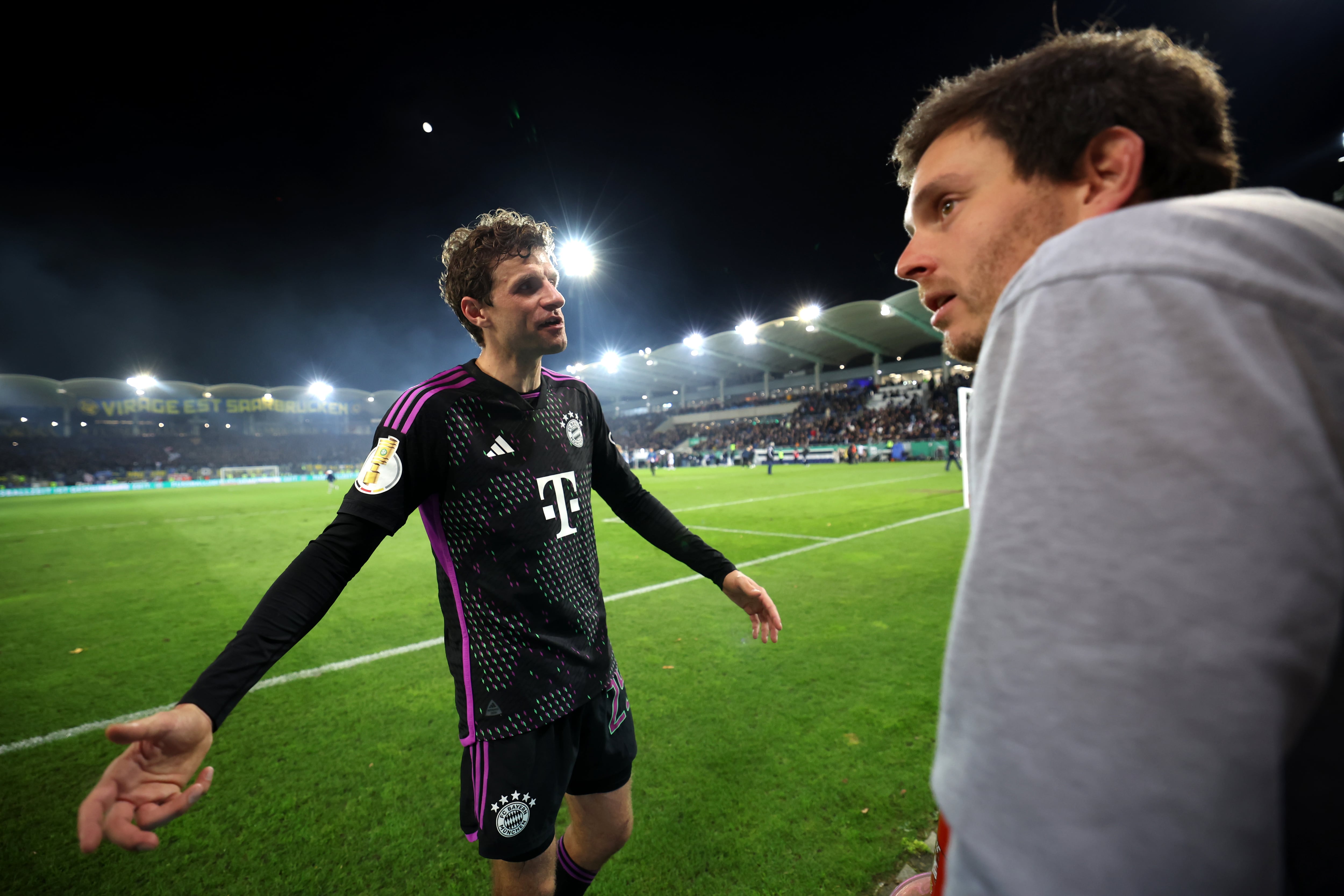 Thomas Müller lamenta la eliminacion del Bayern de Múnich de la Copa. (Photo by Alex Grimm/Getty Images)