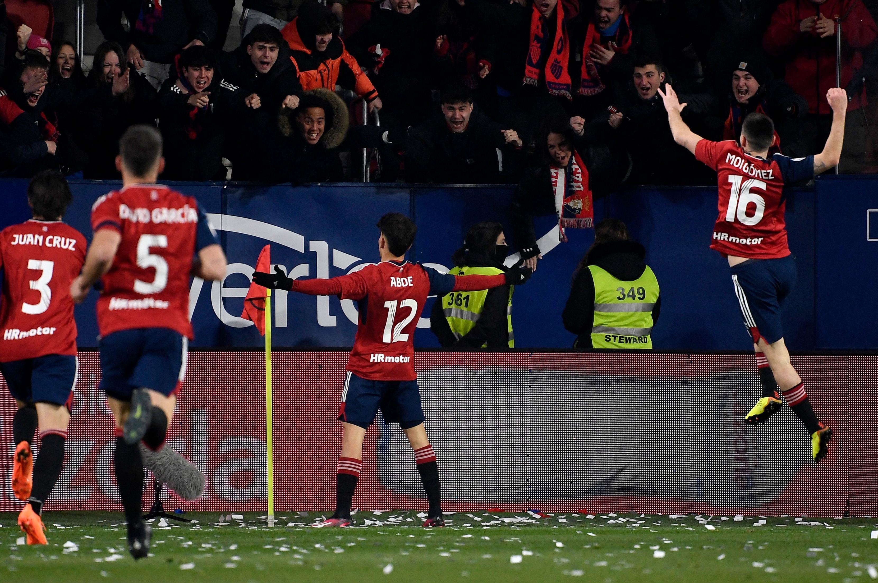 Abde celebra con la grada el 1-0 en El Sadar