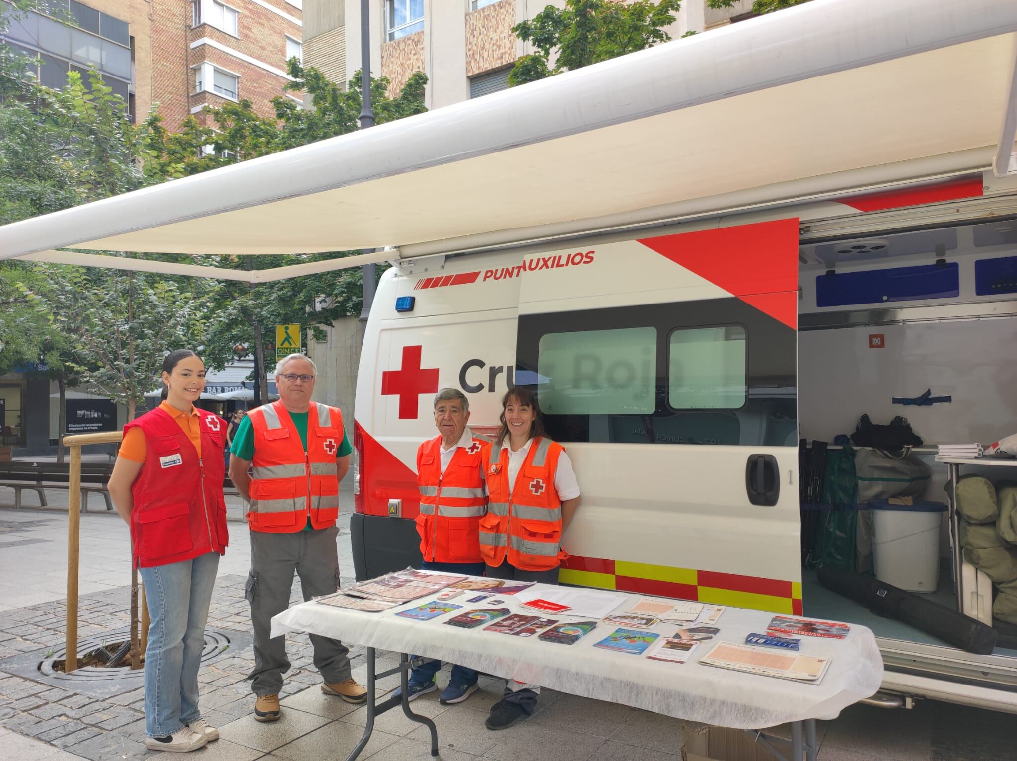 Mesa informativa de Cruz Roja Huesca instalada en la plaza Concepción Arenal en el Día Mundial para la Prevención del Suicidio.