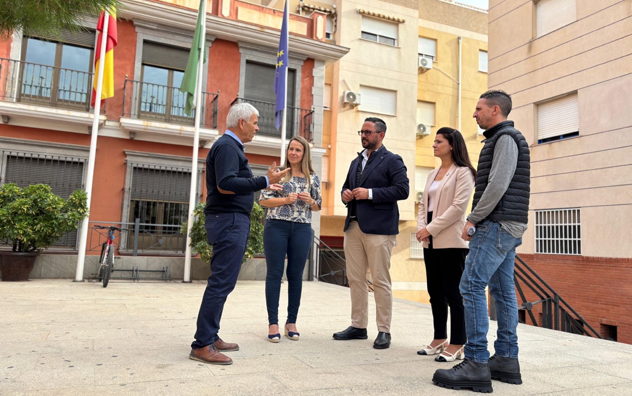 El presidente de Cooperativas Agroalimentarias de Granada, la alcaldesa de Gualchos-Castell y el diputado de Promoción Agraria, entre otras personas, tras la firma de un acuerdo para una mayor vigilancia en el campo