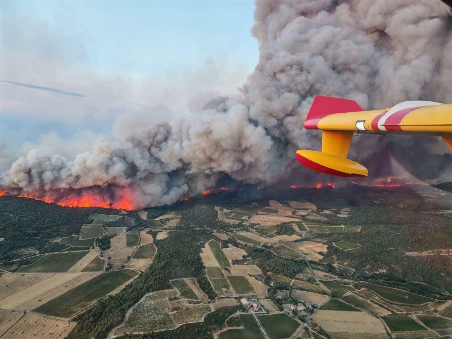 Imagen del incendio que afecta a Francia tomada desde un avión que trabaja en la extinción