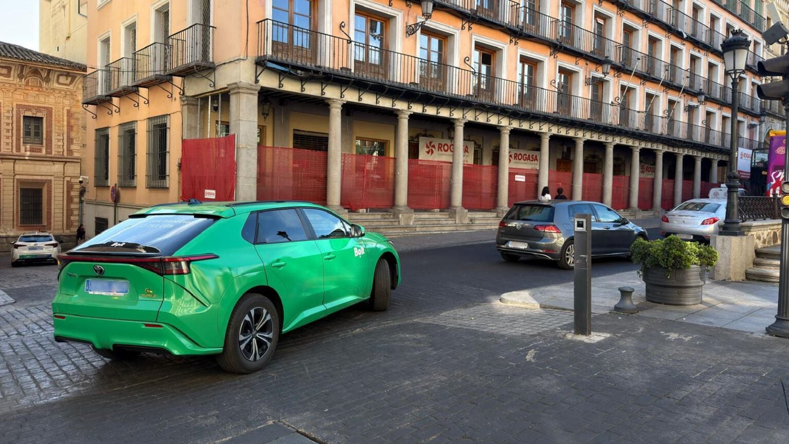 Imagen de archivo de un vehículo Bolt, junto a la Plaza de Zocodover de Toledo