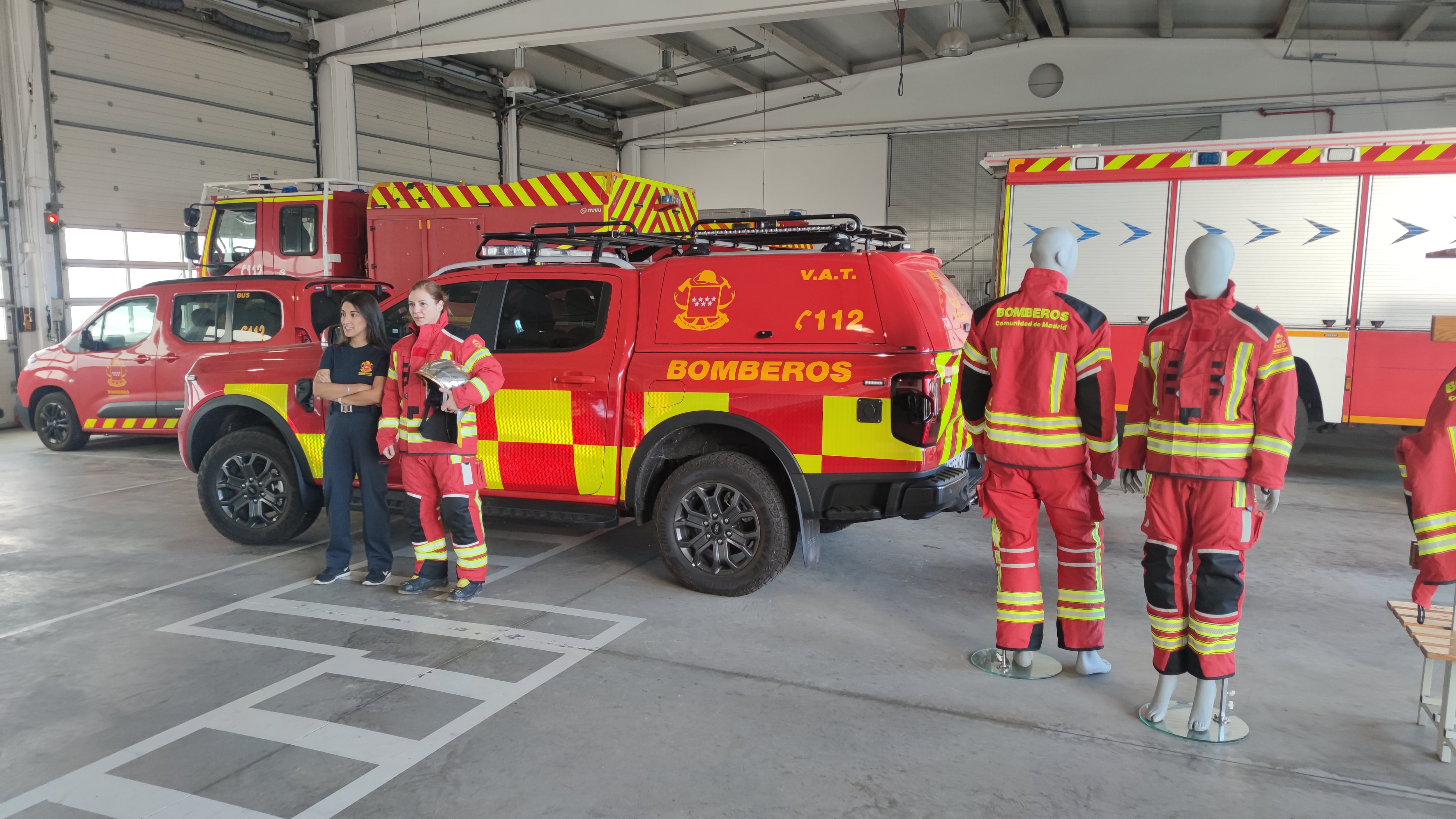Bomberas de la Comunidad de Madrid con el nuevo uniforme de intervención.
