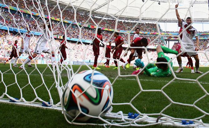 Muller celebra el primer gol de su compañero Hummels imparabale para Rui Patricio.