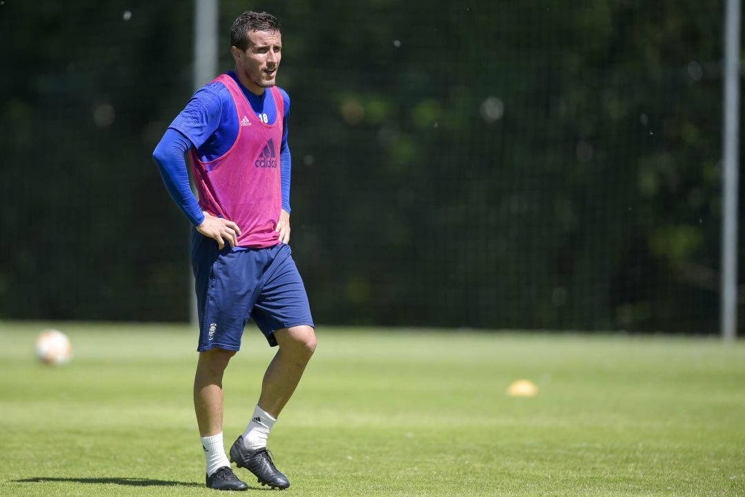 Christian Fernández durante un entrenamiento en El Requexón