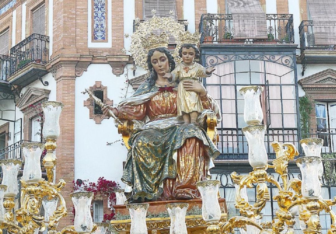 María Auxiliadora de Triana, popularmente conocida como La Sentaíta, recorre este viernes las calles del barrio