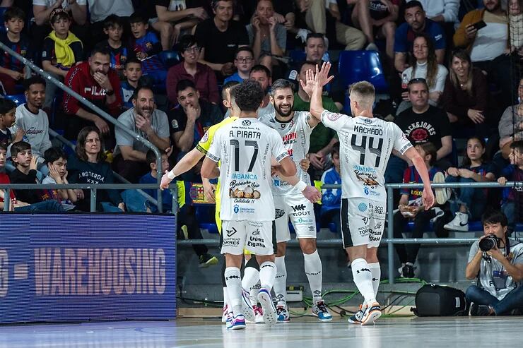 Los jugadores del Noia celebran uno de los goles marcados al Barcelona en el Palau