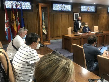 El acto de la firma en el salón de plenos del ayuntamiento