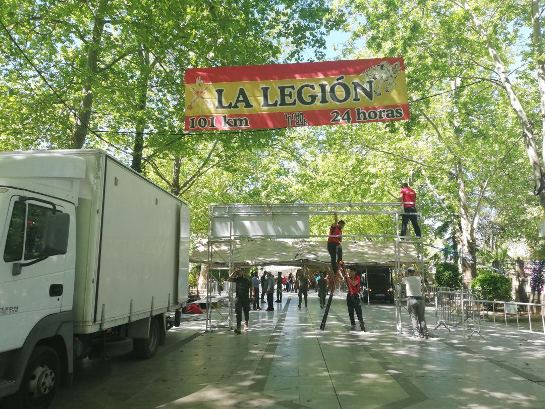 Algunos operarios colocan el arco de meta en la Alameda del Tajo