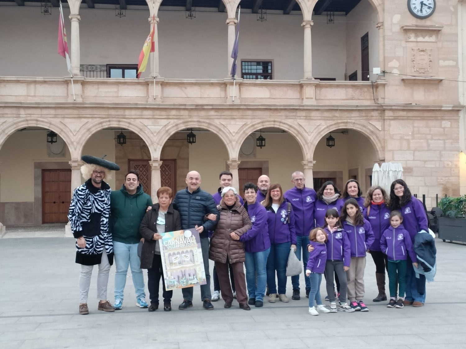 Foto de familia de todos los galardonados del Carnaval de Villarrobledo 2025