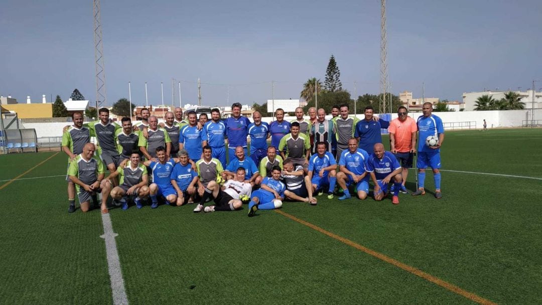 Los dos equipos posan unidos en el campo de Las Dunas.