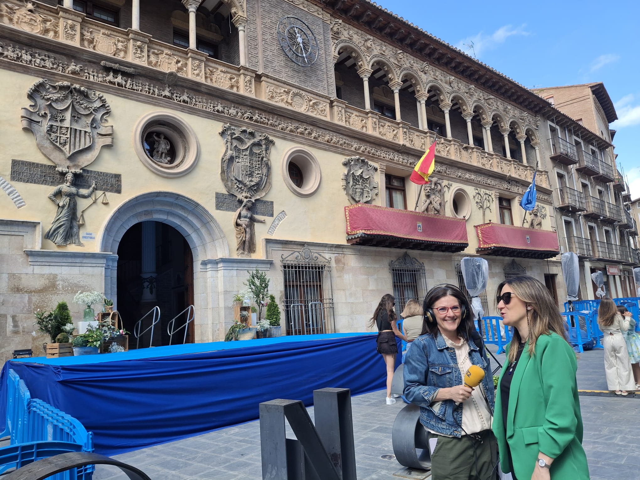 Mónica Farré y Lola Zueco, Tarazona Monumental, frente al ayuntamiento