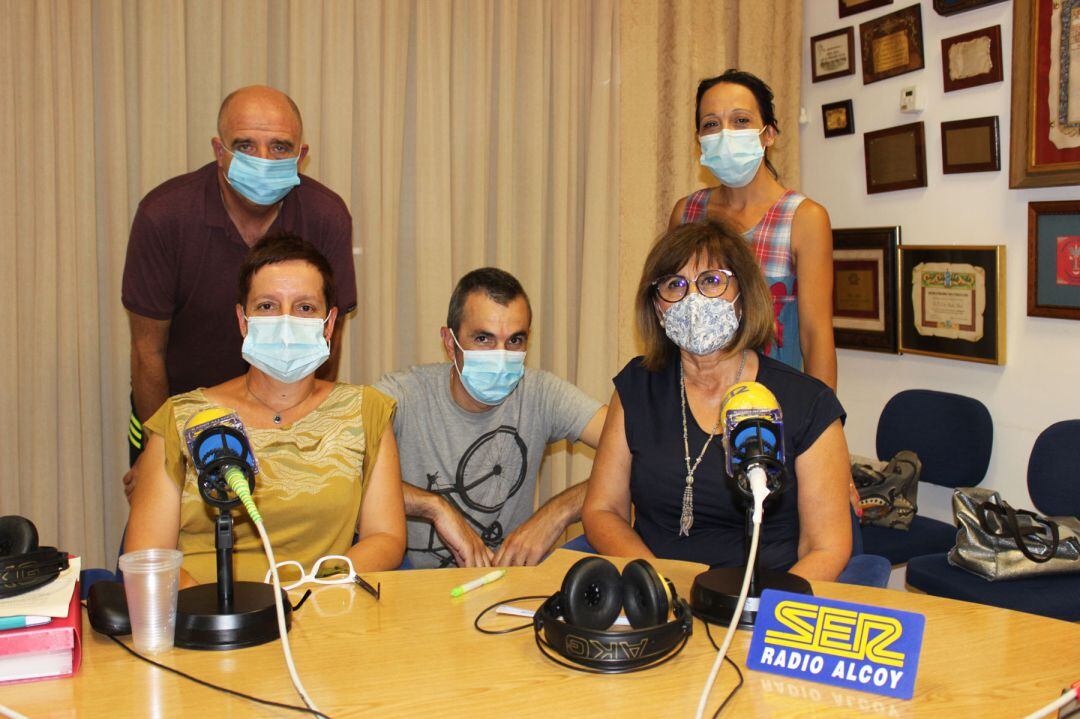 Cuatro representantes de los vecinos junto a la concejal de Urbanismo de Cocentaina, Eugenia Miguel