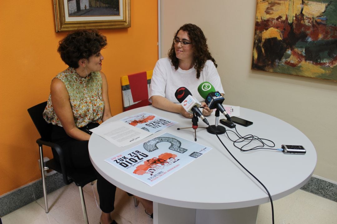 Eunate Encinas, técnico de juventud y Mónica Martínez, delegada.