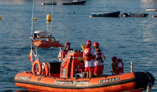 Imagen de archivo de la embarcación de salvamento «Pandora», con tripulación de Cruz Roja Española