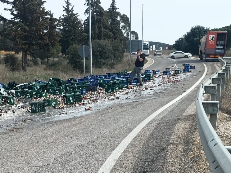 Camión que pierde su carga de cerveza en Puertollano