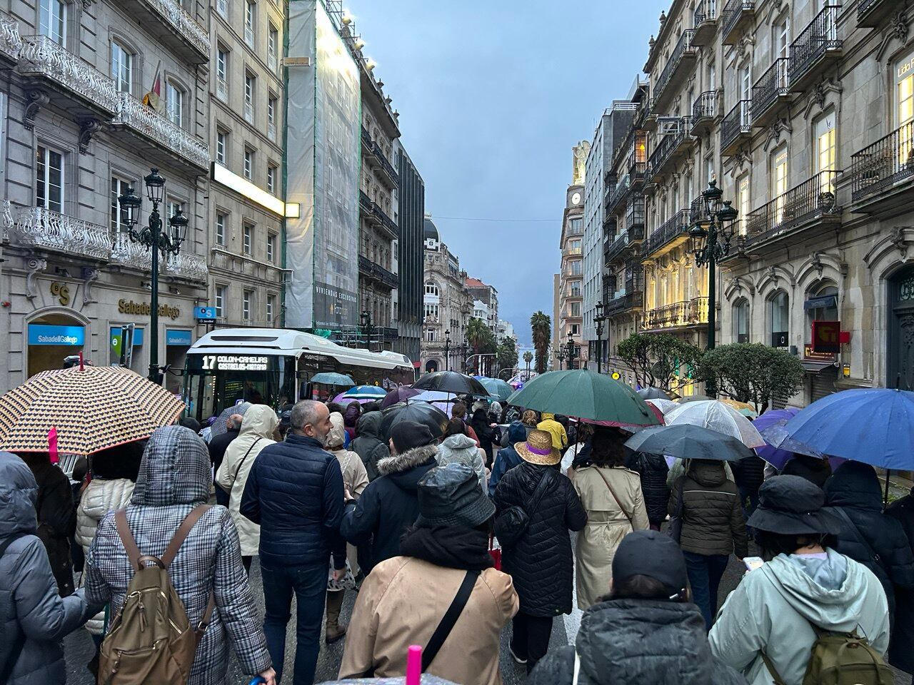 Los paraguas fueron los protagonistas de toda la jornada del 8M en Vigo