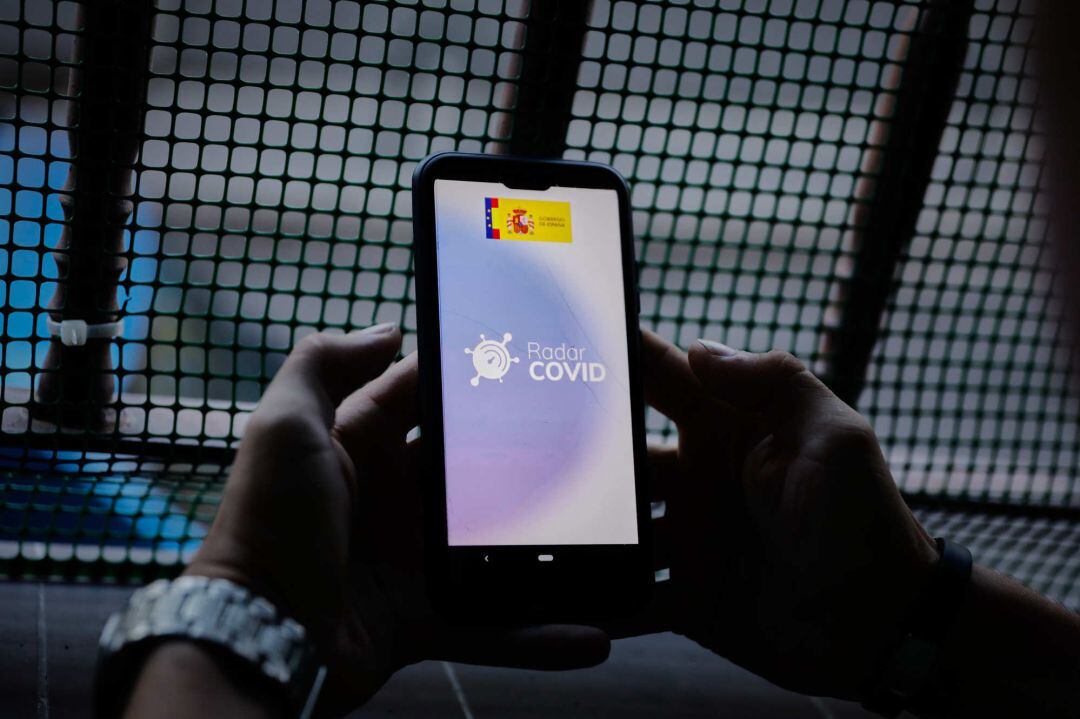 Una persona hace uso desde su teléfono móvil de la aplicación móvil que desarrolla el Gobierno de rastreo &#039;Radar COVID&#039;, disponible para detectar contactos de positivos de COVID-19, que según indican &quot;prácticamente dobla&quot; la capacidad de detección de contactos de positivos de COVID-19 detectados por los rastreadores