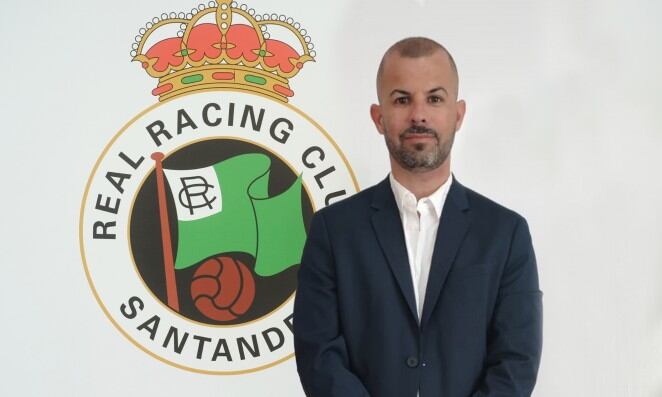 Manu Fajardo posa con el escudo del Racing de fondo