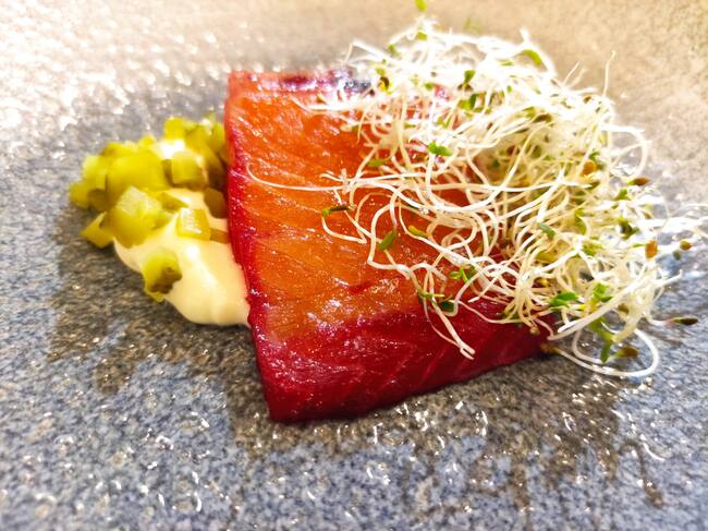 Ensalada de salmón marinado en remolacha