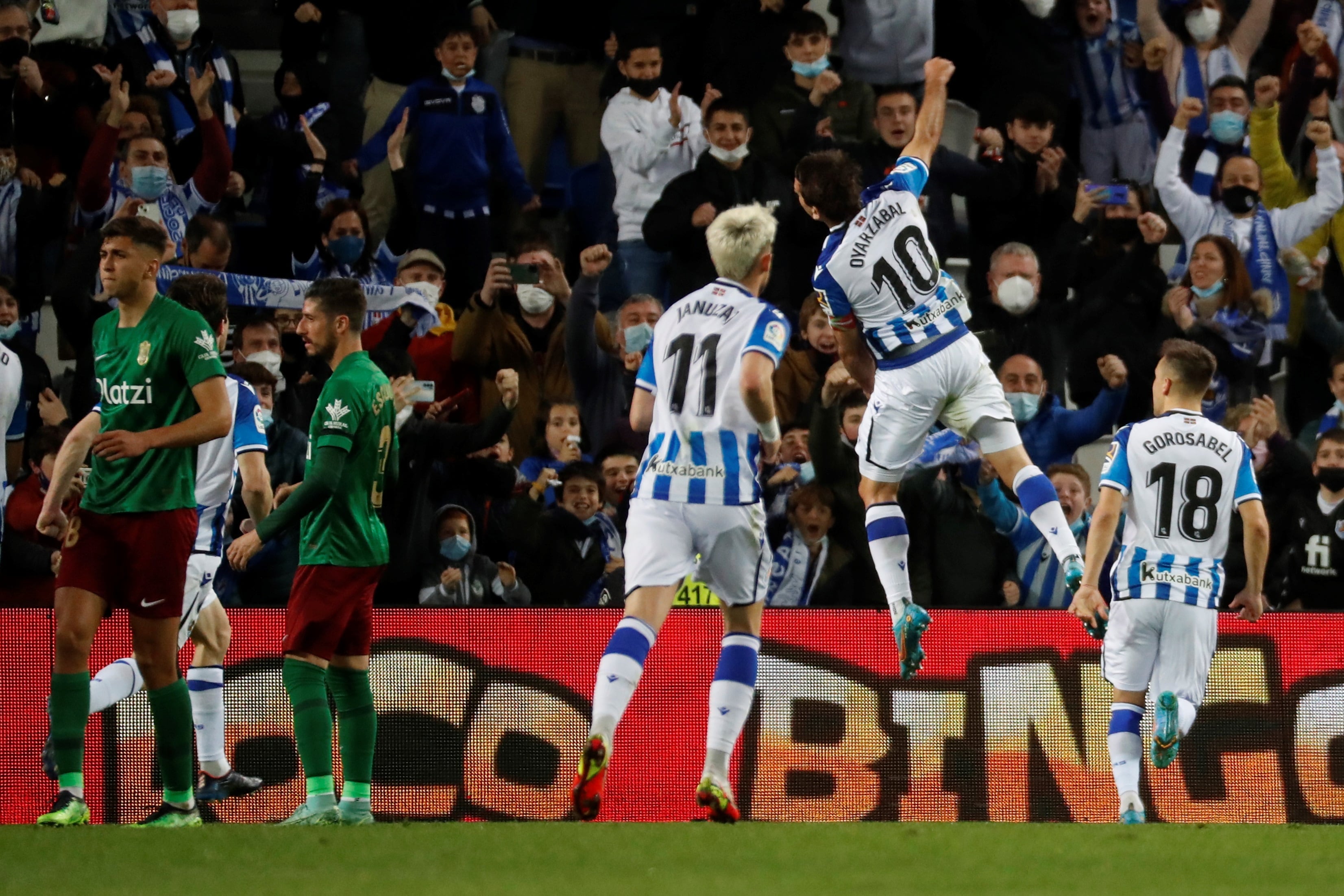 SAN SEBASTIÁN, 13/02/2022.-El delantero de la Real Sociedad Mikel Oyarzabal, celebra su gol de penalti contra el Granada, durante el partido de la jornada 24 de La Liga en el estadio Reale Arena en San Sebastián.-EFE/Juan Herrero
