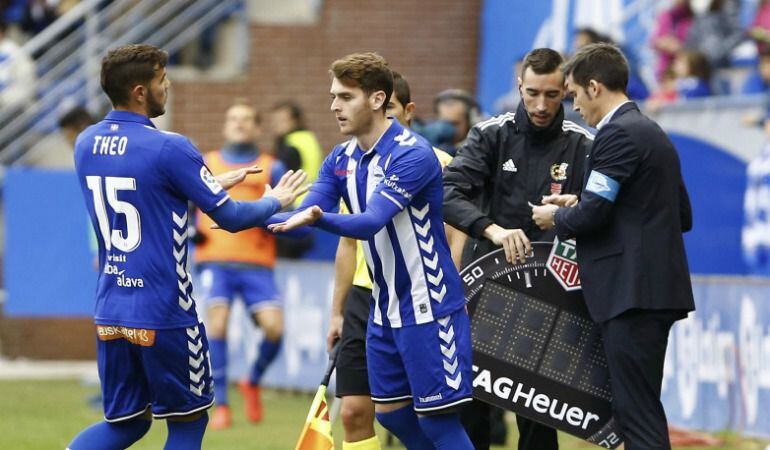 Theo e Ibai en el cambio realizado en Mendizorroza.