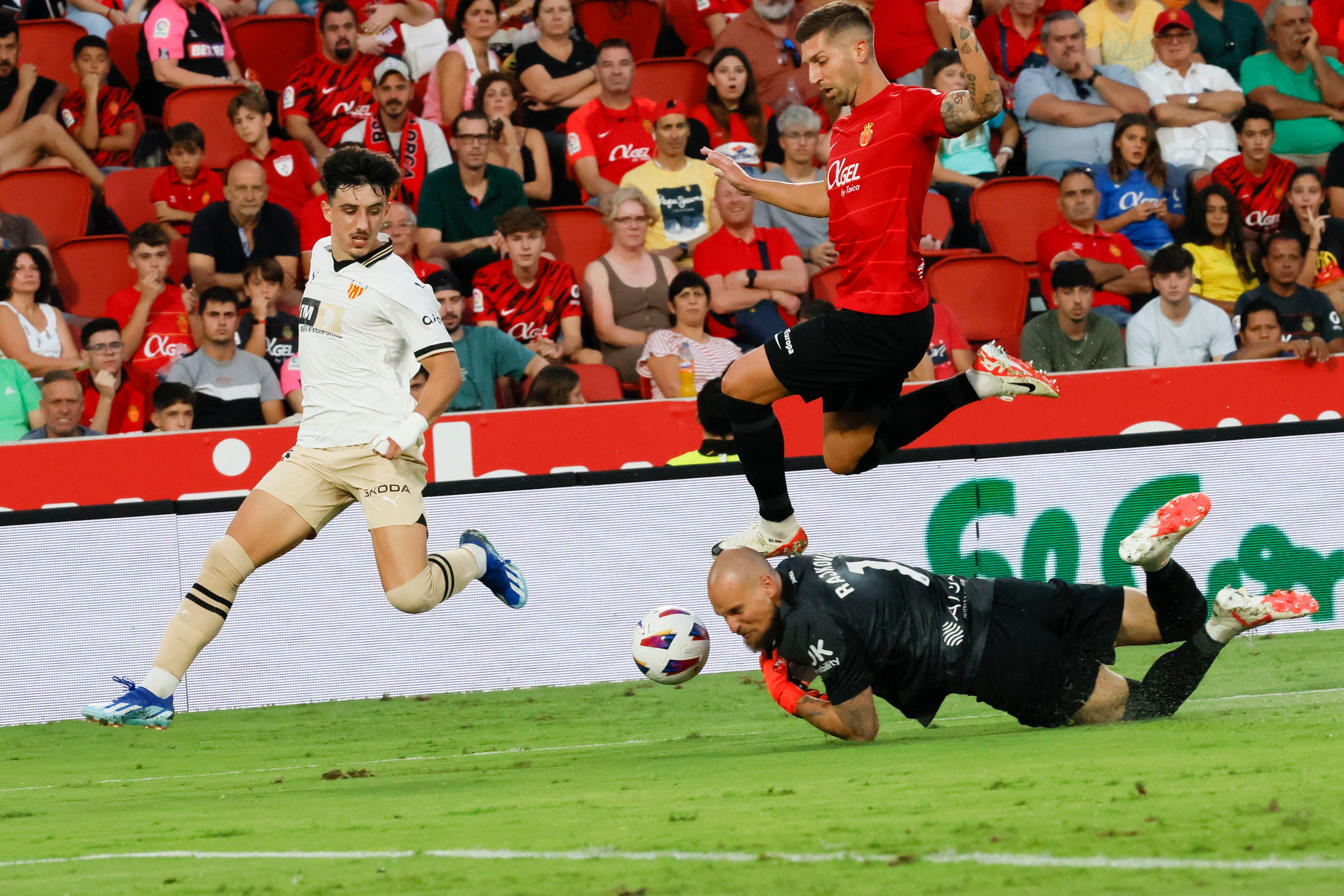 PALMA DE MALLORCA (ISLAS BALEARES) 07/10/2023. El defensa serbio del Mallorca, Matija Nastasic, salta ante su compañero, el guardameta serbio Predag Rajkovic, durante el encuentro correspondiente a la jornada nueve de primera división que disputan Mallorca y Valencia hoy sábado en el estadio de Son Moix, en Mallorca. EFE/CATI CLADERA.