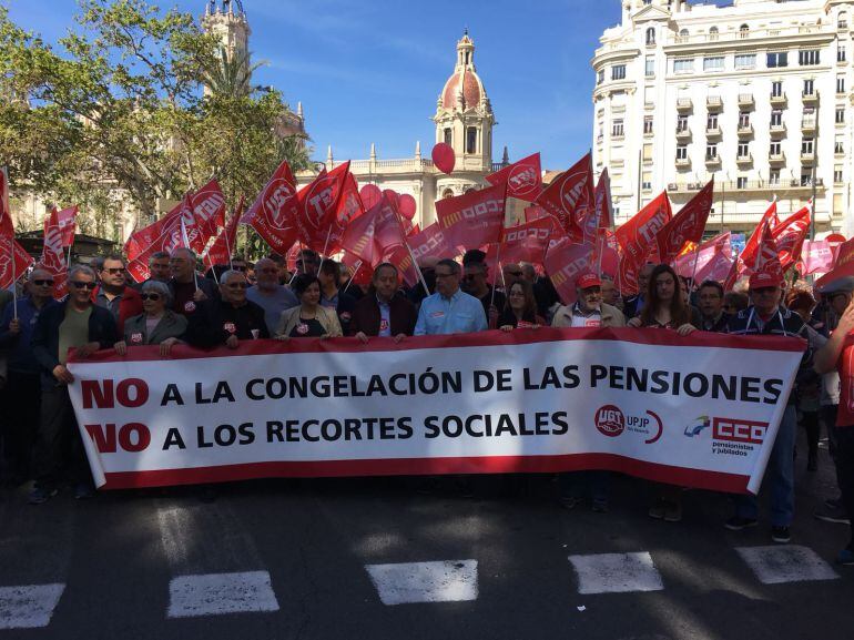 Los secretarios generales de ambos sindicatos, Ismael Saez, de UGT, y Arturo León, de CC.OO, encabezando la manifestación