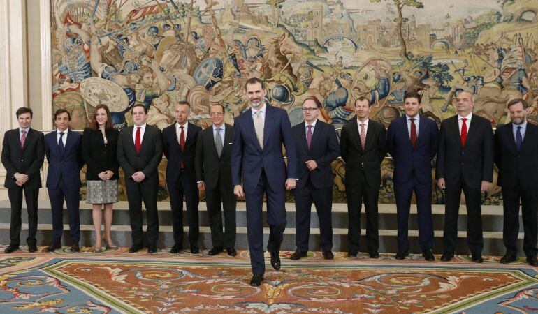 El rey Felipe VI posa para la foto de familia con los miembros del Comité de Dirección de Iberia, a quienes ha recibido en audiencia hoy en el Palacio de la Zarzuela con motivo del 90 aniversario de la compañía aérea.