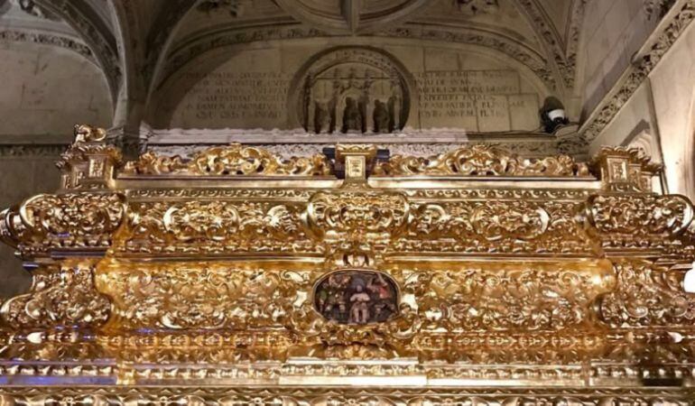 Las andas del paso del Cristo del Amor en la Sala del Apeadero del Ayuntamiento