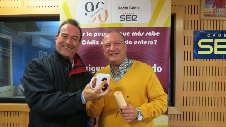 Javier Osuna entrega a Salvador la taza del concurso tras quedar perder en el Doctorado Honoris Cádiz