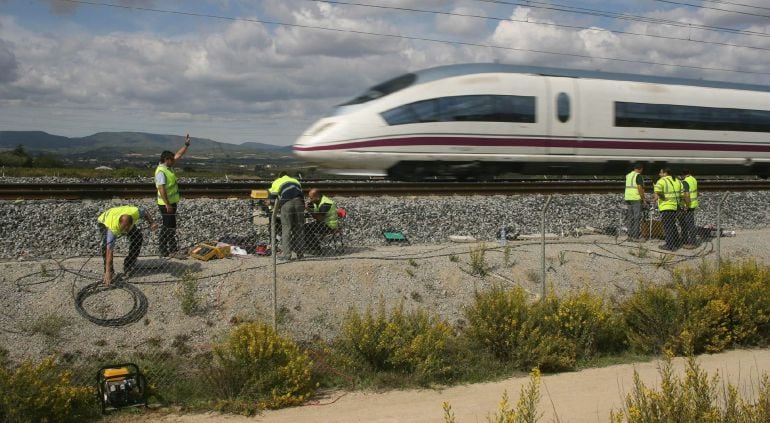 Tècnics d'ADIF al punt on es va produïr el presumpte sabotatge