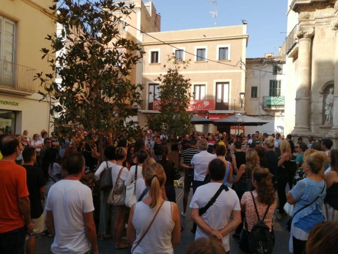 Vecinos de El Vendrell dedican un minuto de silencio a la joven asesinada en un robo en Barcelona