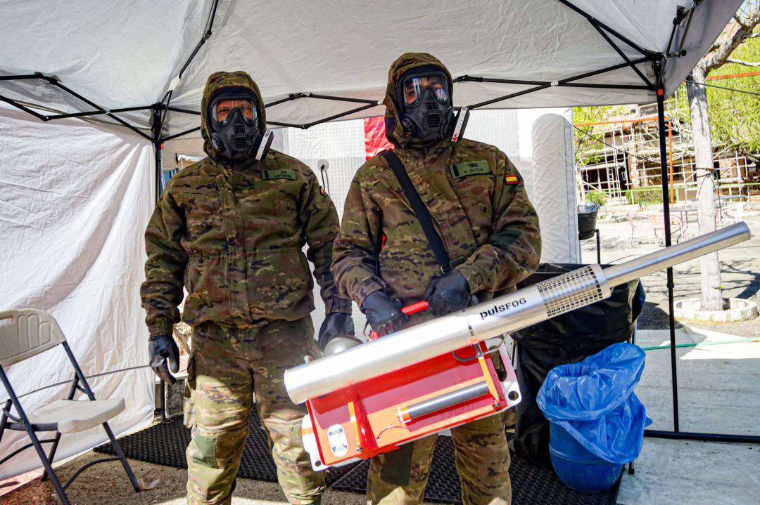 Un militar del Regimiento de Defensa NBQ Valencia 1 Paterna sostiene un difusor