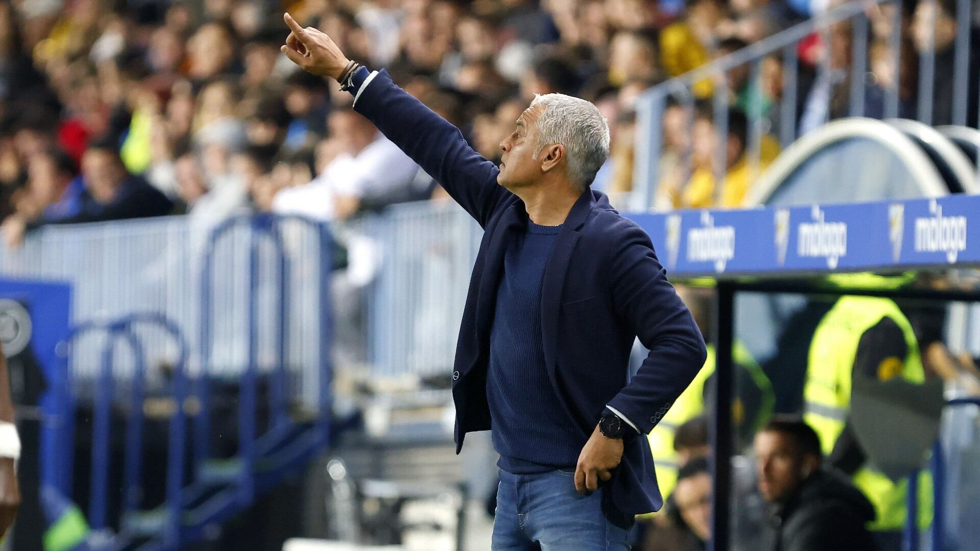 El técnico del Málaga Sergio Pellicer, dando instrucciones en el partido del pasado lunes ante el Zaragoza