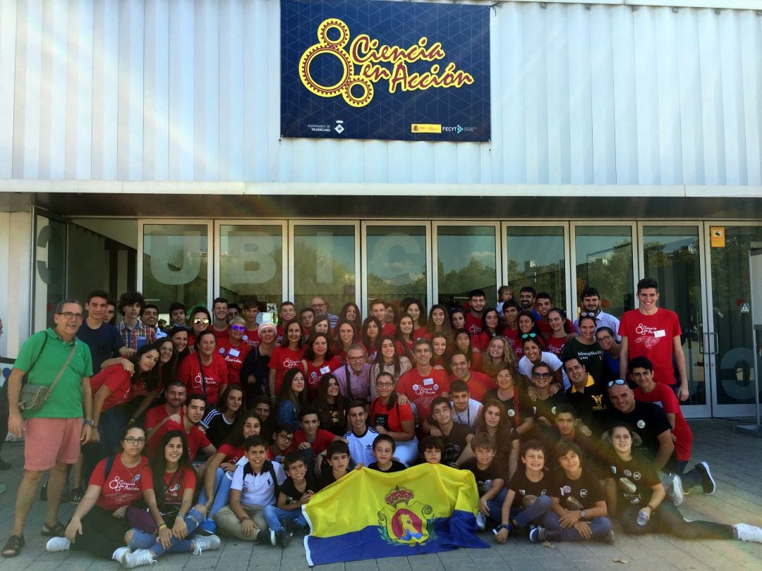 profesores y alumnos a las puertas del lugar de celebración de Ciencia en Acción.