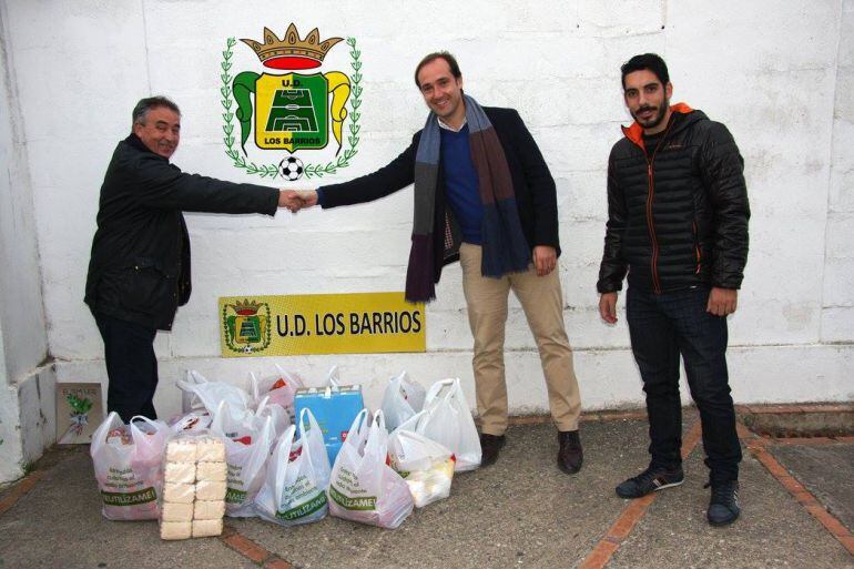 Álvaro Moya durante una entrega de alimentos.