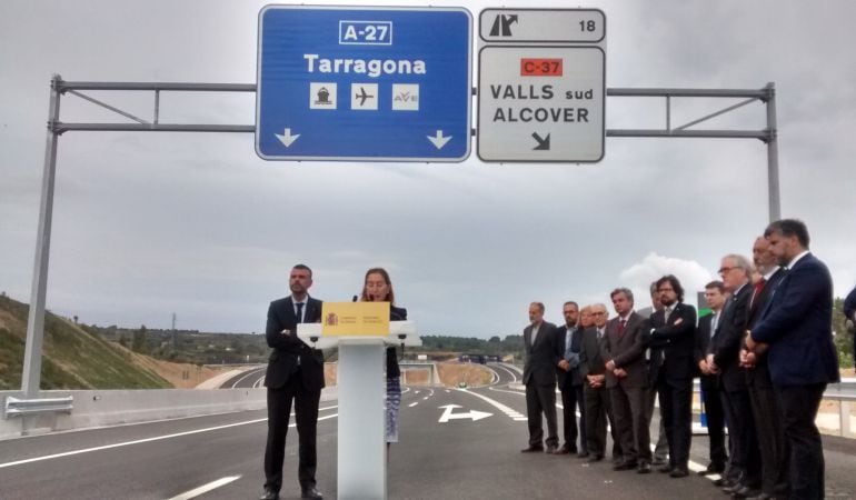 La ministra de Foment, Ana Pastor, con el conseller Santi Vila i diversas autoridades territoriales durante la inauguración del segundo tramo de la A-27