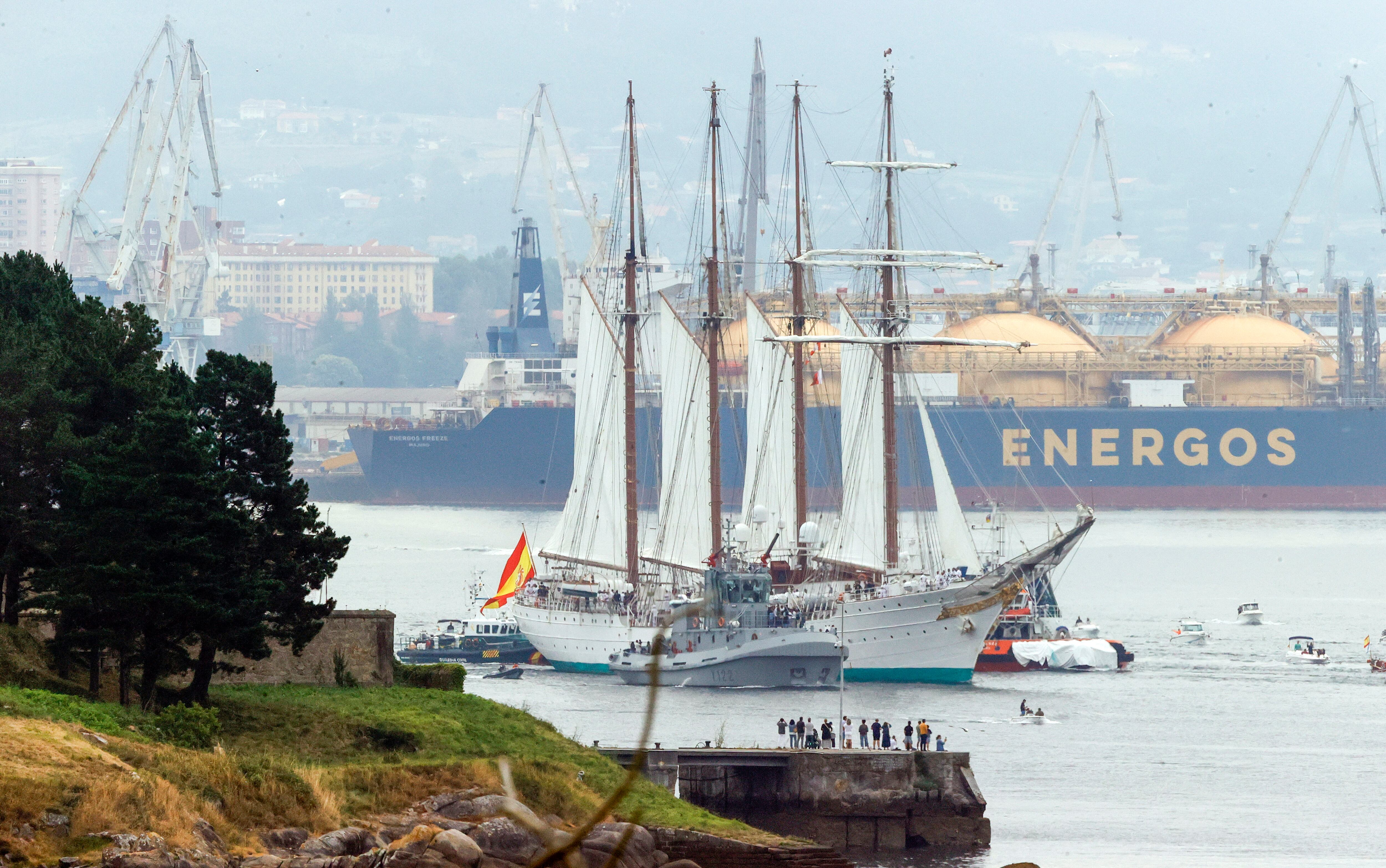 El buque escuela de la Armada Juan Sebastián de Elcano ha zarpado este sábado del puerto de Ferrol rumbo a Marín (foto: Kiko Delgado / EFE)