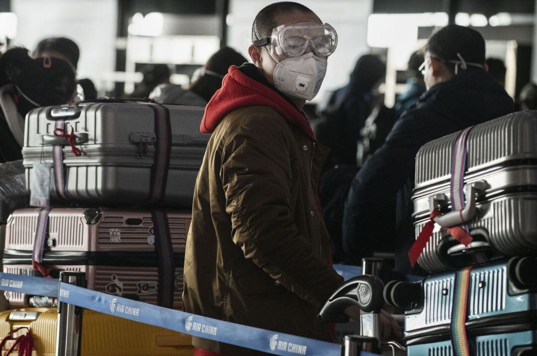 Un hombre con máscara para protegerse de un posible contagio.