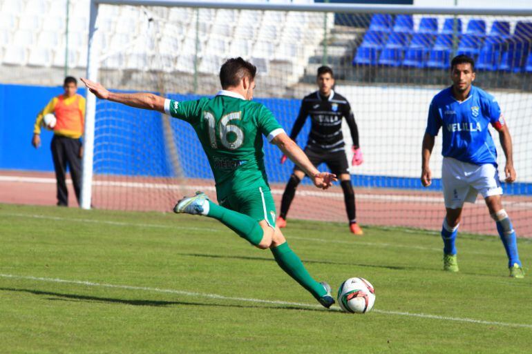Javi Medina golpea un balón.