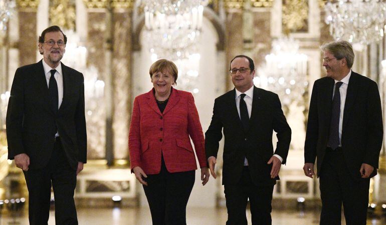 El presidente de España, Mariano Rajoy (i), la canciller alemana, Angela Merkel (2i), el presidente de Francia, Francois Hollande (2d), y el primer ministro italiano, Paolo Gentiloni, en el Palacio de Versalles (París).