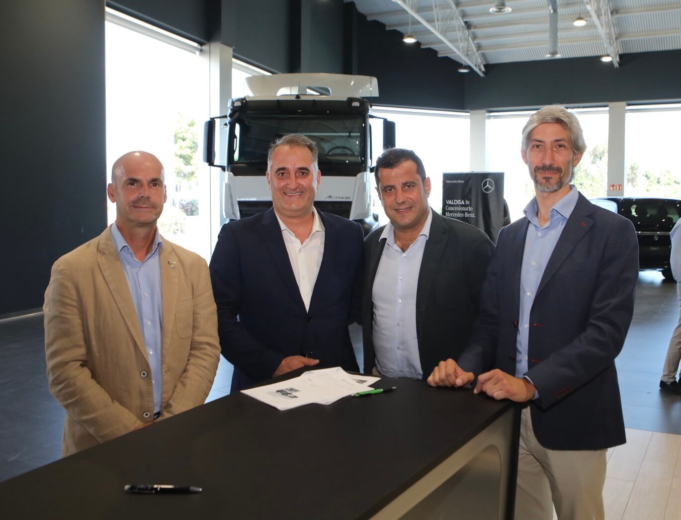 La empresa valenciana AtienzaTrans Hnos. realiza el primer pedido en España de un camión Mercedes-Benz eActros