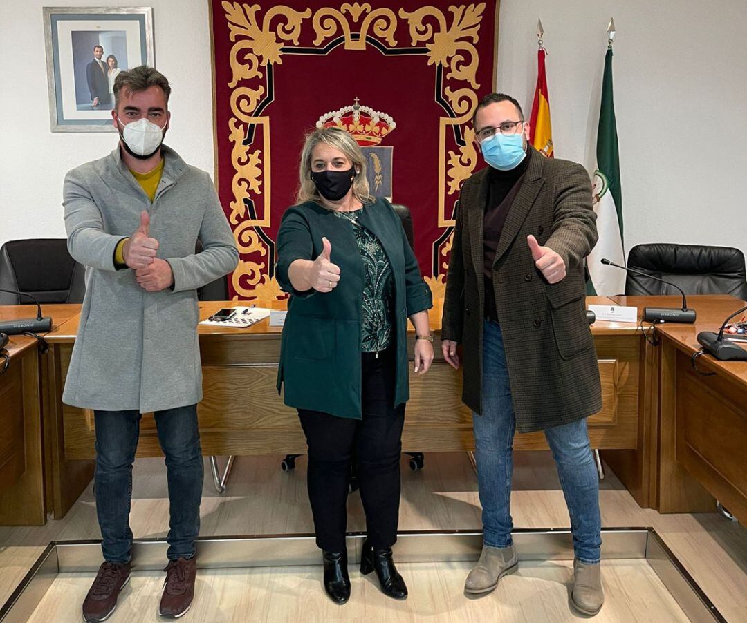 La alcaldesa de Las Gabias (Granada) junto al primer teniente de alcalde y al concejal de Hacienda 